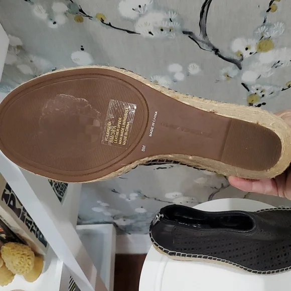 Vince Camuto Perforated Leather Wedges Size 8 - Picture 3 of 5